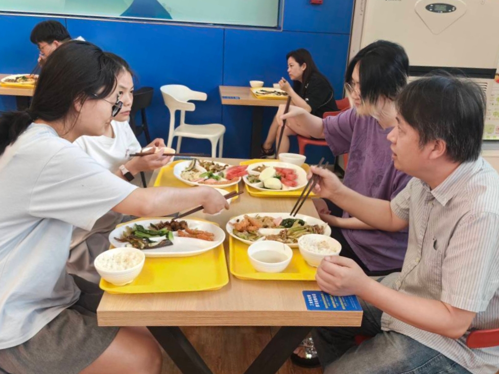 吃饭.jpg